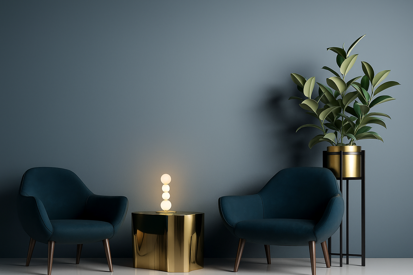Modernes Lounge-Setup mit zwei Designer-Sesseln in Dunkelblau, goldener Beistelltisch mit Kugel-Tischleuchte und große Zimmerpflanze in gold-schwarzem Pflanzenständer. Stilvolle Einrichtung im Mid-Century-Stil vor mattblauer Wand – ideal für Wohnräume, Hotellobbys oder Interior-Inspiration.
