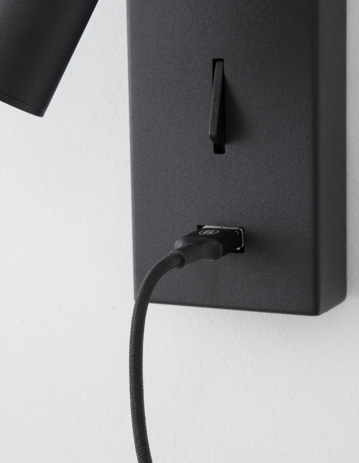 FUSE Wandleuchte mit USB Anschluss-Luxomo Leuchten