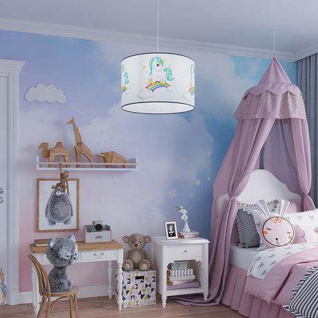 Helles, liebevoll eingerichtetes Kinderzimmer mit einem Himmelbett mit rosa Baldachin, einem weißen Nachttisch mit Büchern und einem Kuscheltier, einem kleinen Schreibtisch mit Holzstuhl und Stofftier, einer pastellfarbenen Wolken-Wandbemalung und einer Deckenlampe mit Einhorn-Motiv. Auf einem Regal stehen Holztiere, und auf dem Bett liegen Kissen in Tierform. Die Atmosphäre wirkt freundlich und verspielt.