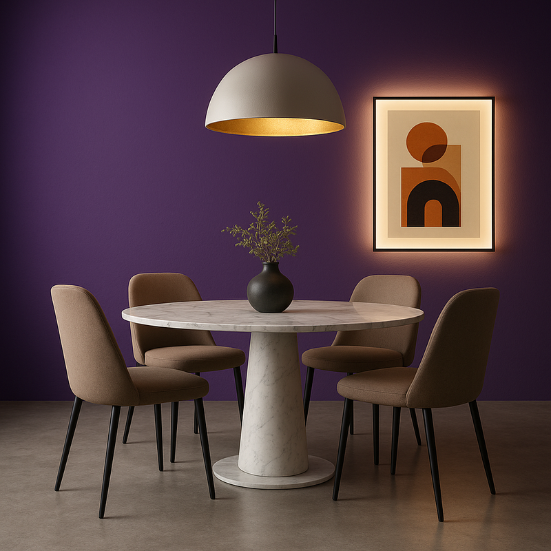 Stilvoll eingerichteter Essbereich mit rundem Marmortisch, vier gepolsterten Stühlen und moderner Pendelleuchte vor violetter Wand; beleuchtetes abstraktes Wandbild und schlichte Vase sorgen für elegante Akzente.