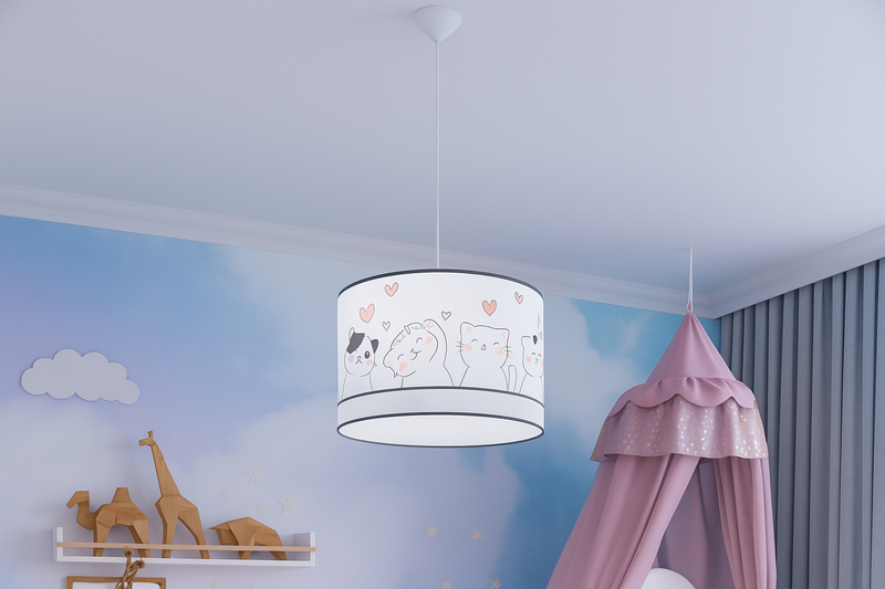 Süße Kinderzimmer-Pendelleuchte mit Katzen-Motiv und Herzchen, abgehängt an weißer Decke. Verspielte Lampe im Cartoon-Stil, perfekt für Mädchen- und Jungenzimmer. Im Hintergrund Wolkentapete in Blau-Weiß, Holztiere auf Regal und rosa Baldachin schaffen eine liebevolle Wohlfühl-Atmosphäre.