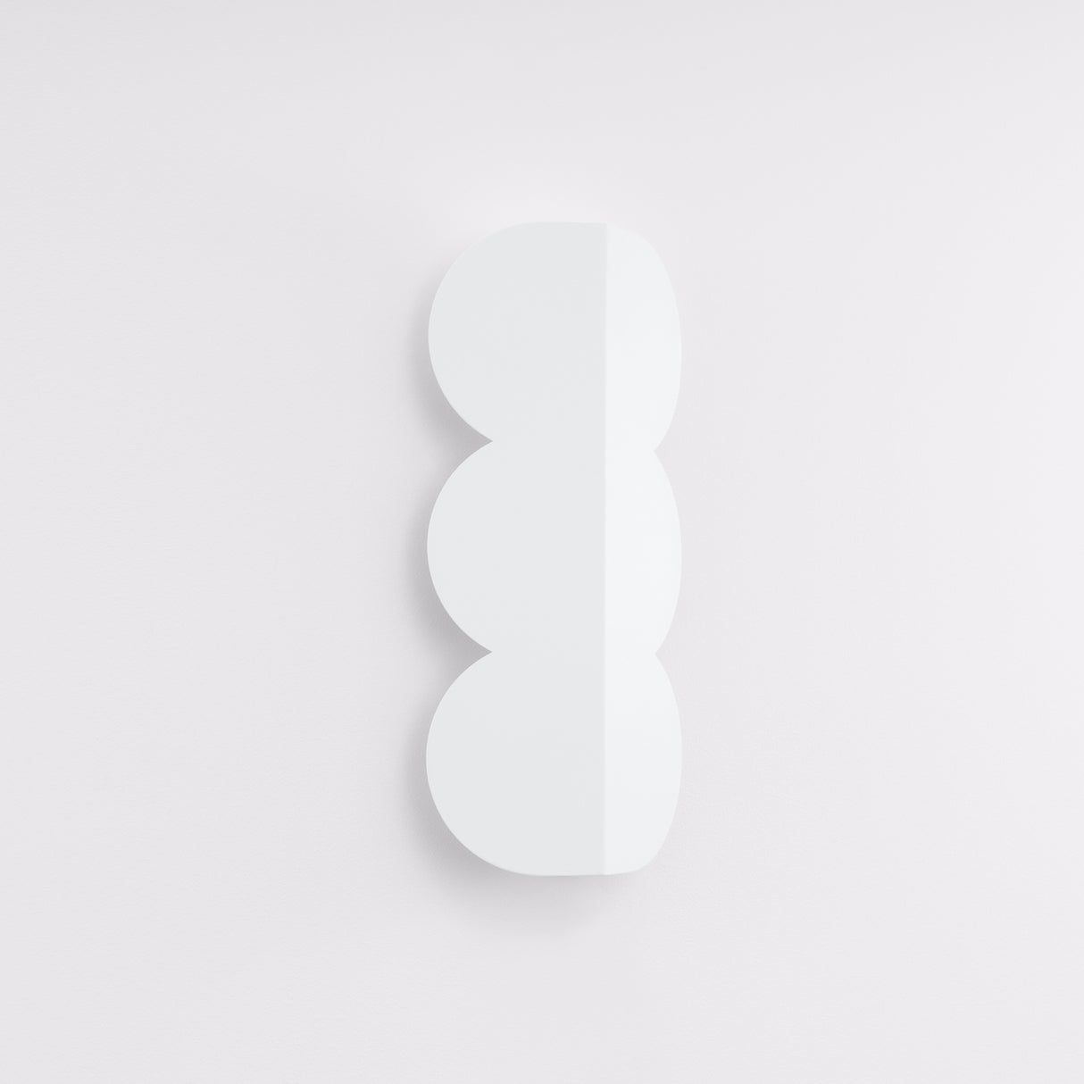 Wellen-Wandleuchte BISCUIT – Skulpturaler Aluminium-Spot in 10 Trendfarben