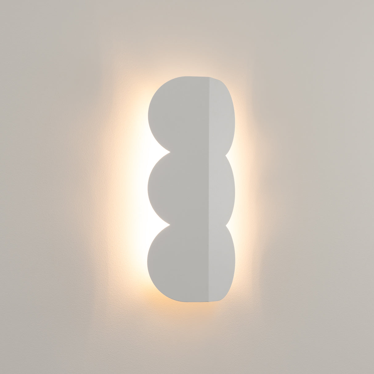 Wellen-Wandleuchte BISCUIT – Skulpturaler Aluminium-Spot in 10 Trendfarben