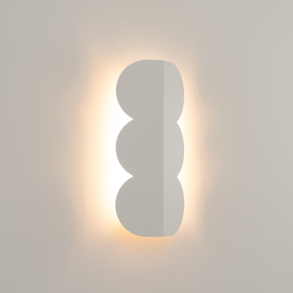 Wellen-Wandleuchte BISCUIT – Skulpturaler Aluminium-Spot in 10 Trendfarben