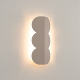 Wellen-Wandleuchte BISCUIT – Skulpturaler Aluminium-Spot in 10 Trendfarben