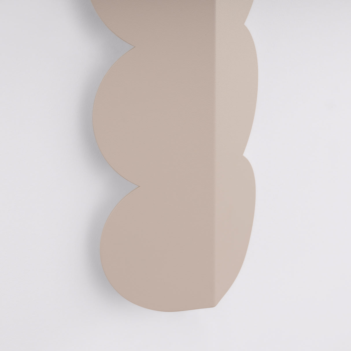 Wellen-Wandleuchte BISCUIT – Skulpturaler Aluminium-Spot in 10 Trendfarben