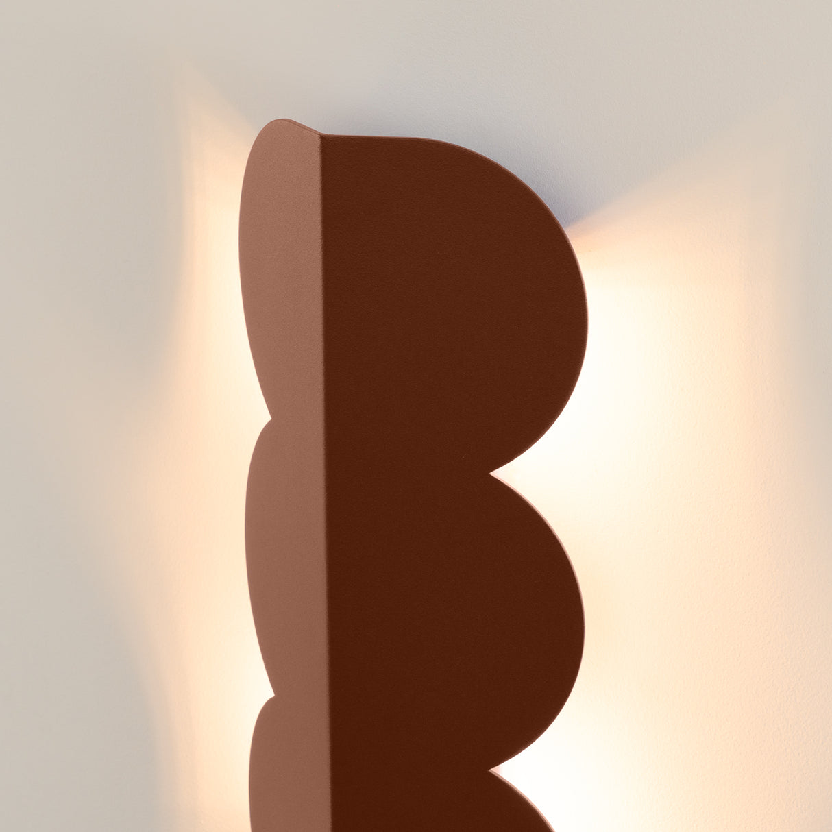 Wellen-Wandleuchte BISCUIT – Skulpturaler Aluminium-Spot in 10 Trendfarben