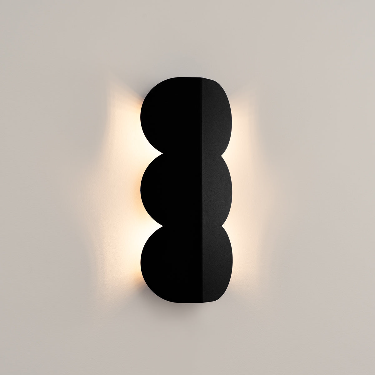 Wellen-Wandleuchte BISCUIT – Skulpturaler Aluminium-Spot in 10 Trendfarben
