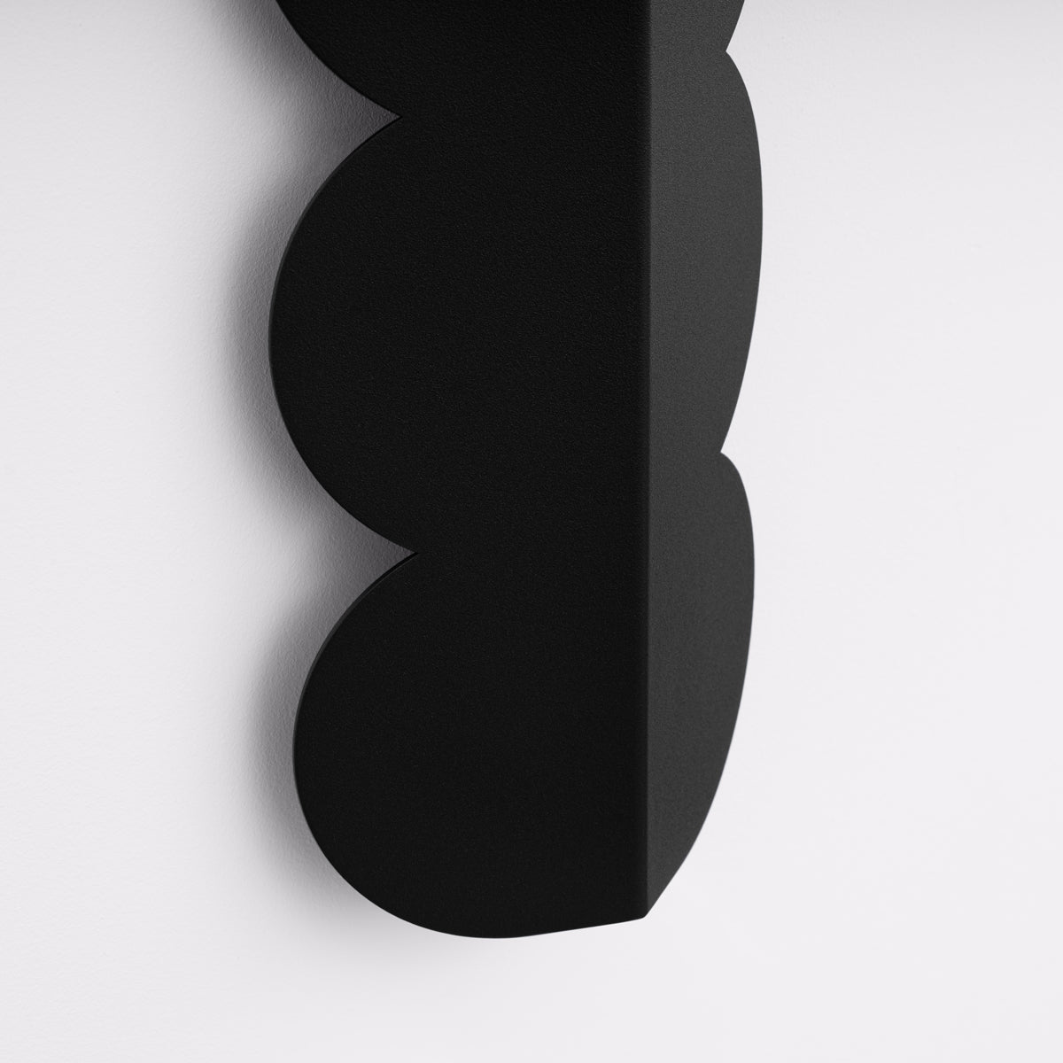 Wellen-Wandleuchte BISCUIT – Skulpturaler Aluminium-Spot in 10 Trendfarben