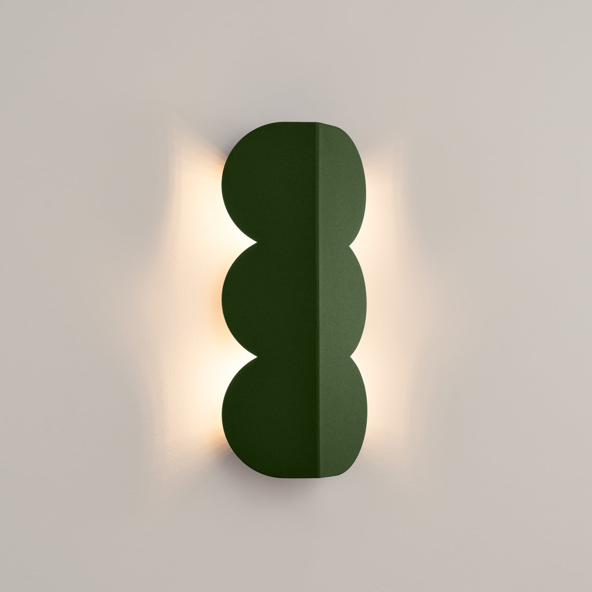 Wellen-Wandleuchte BISCUIT – Skulpturaler Aluminium-Spot in 10 Trendfarben