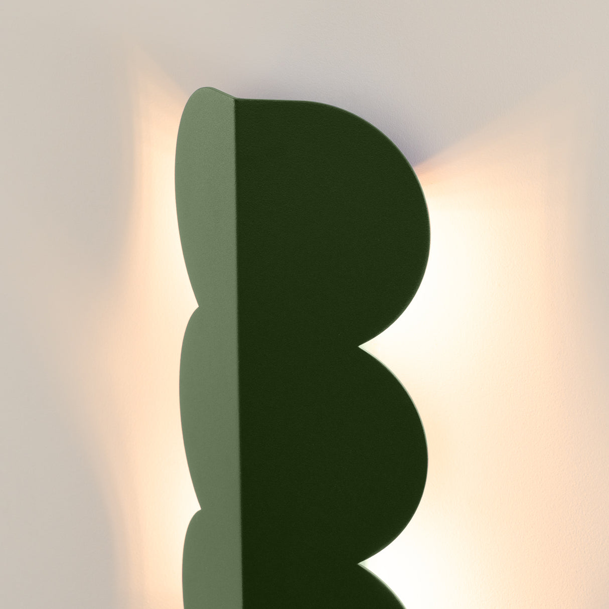 Wellen-Wandleuchte BISCUIT – Skulpturaler Aluminium-Spot in 10 Trendfarben