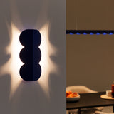 Wellen-Wandleuchte BISCUIT – Skulpturaler Aluminium-Spot in 10 Trendfarben