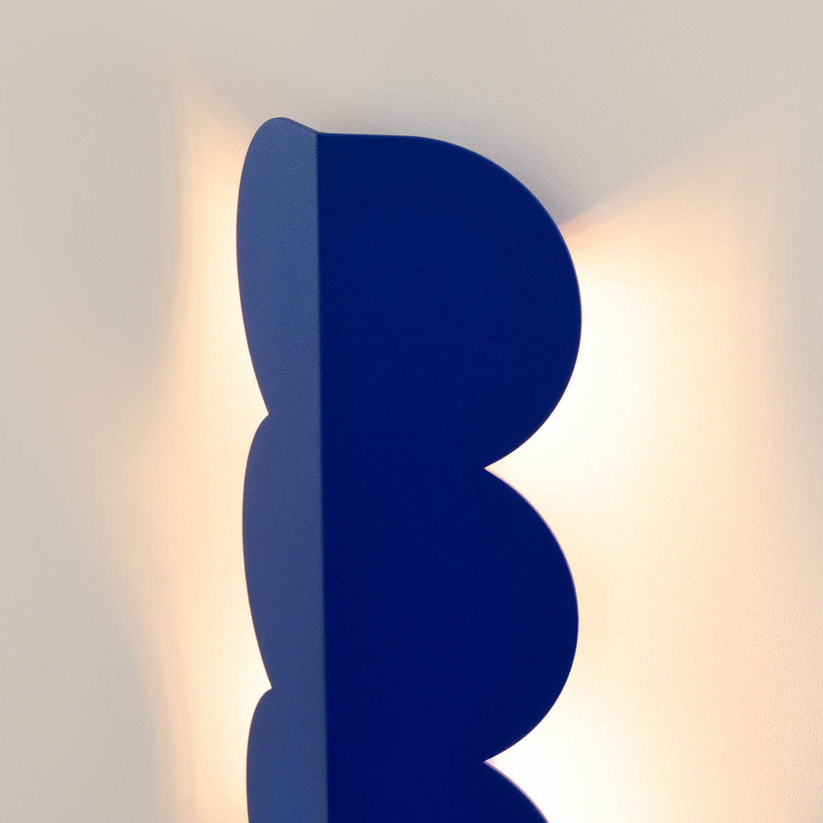 Wellen-Wandleuchte BISCUIT – Skulpturaler Aluminium-Spot in 10 Trendfarben