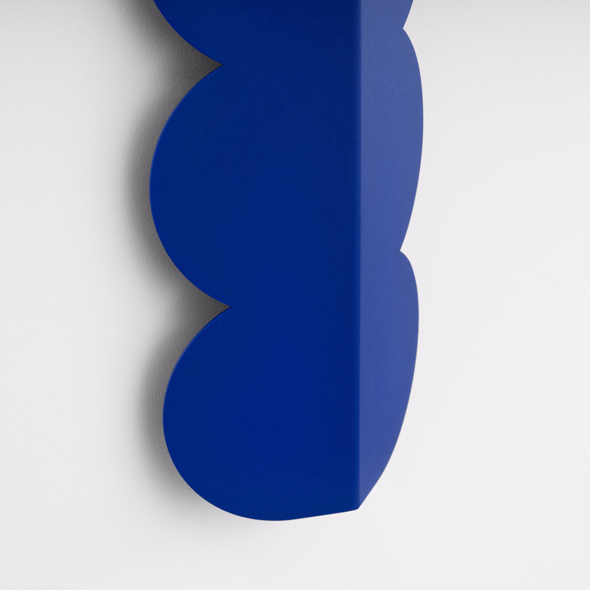 Wellen-Wandleuchte BISCUIT – Skulpturaler Aluminium-Spot in 10 Trendfarben