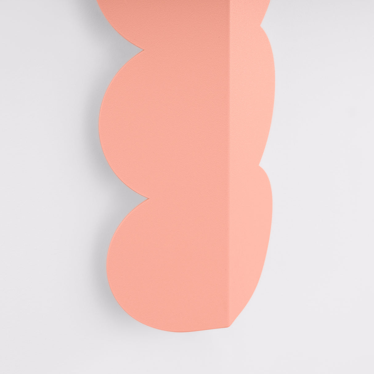 Wellen-Wandleuchte BISCUIT – Skulpturaler Aluminium-Spot in 10 Trendfarben