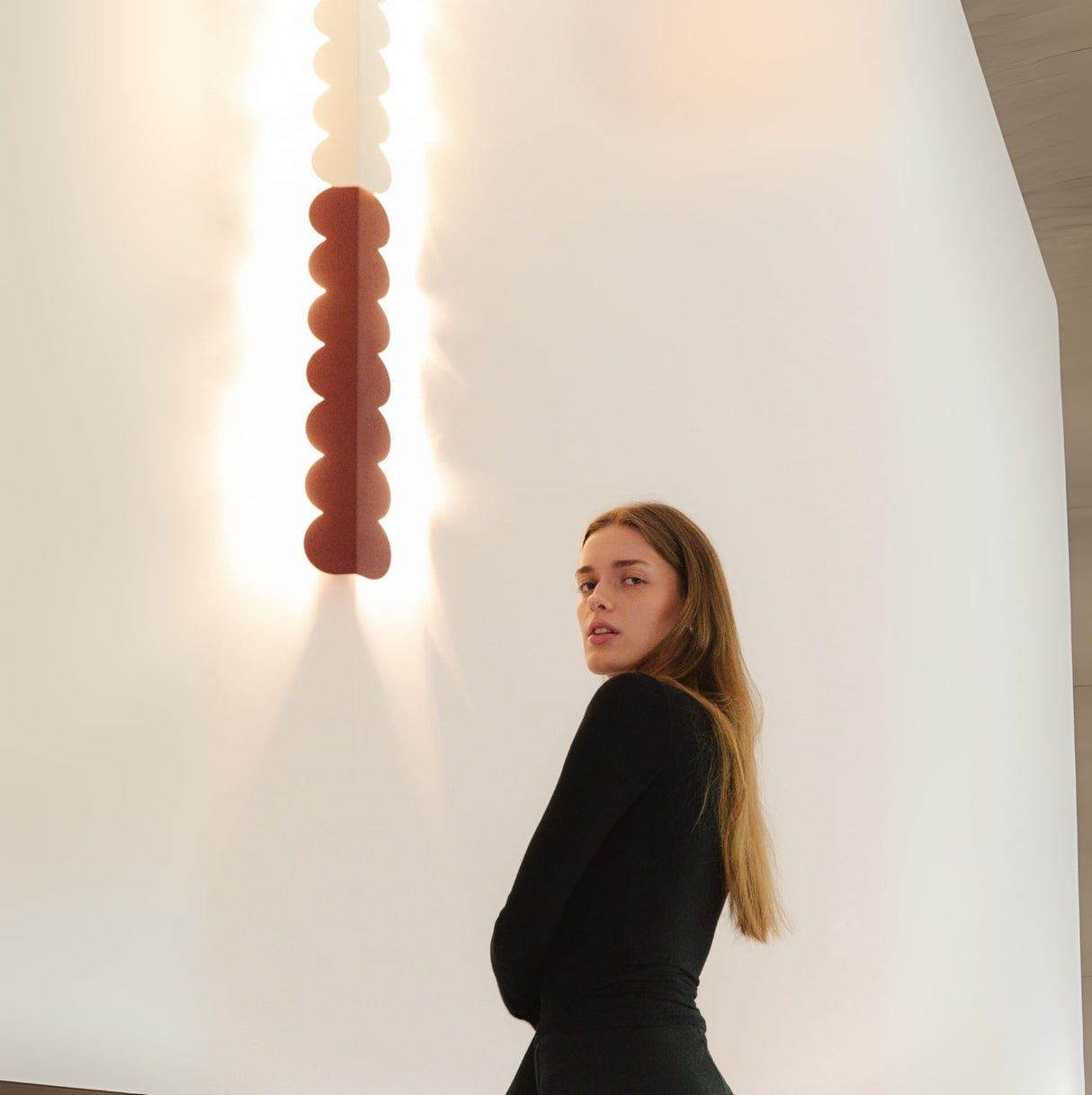 Wellen-Wandleuchte BISCUIT – Skulpturaler Aluminium-Spot in 10 Trendfarben