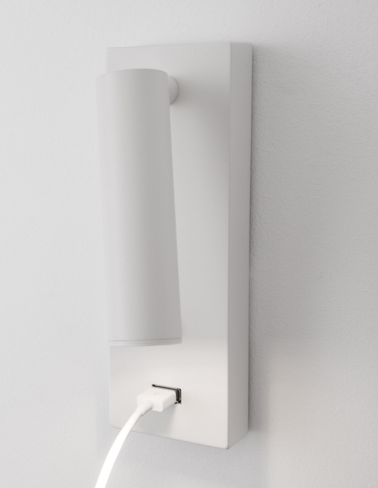 FUSE Wandleuchte mit USB Anschluss-Luxomo Leuchten