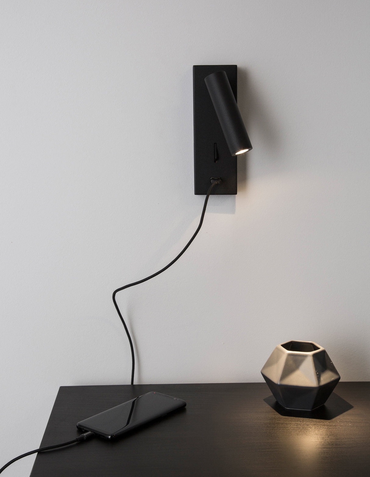 FUSE Wandleuchte mit USB Anschluss-Luxomo Leuchten