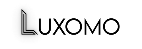 Luxomo Logo – stilisierte schwarze Form kombiniert mit modernem Luxomo-Schriftzug in Schwarz auf Weiß.