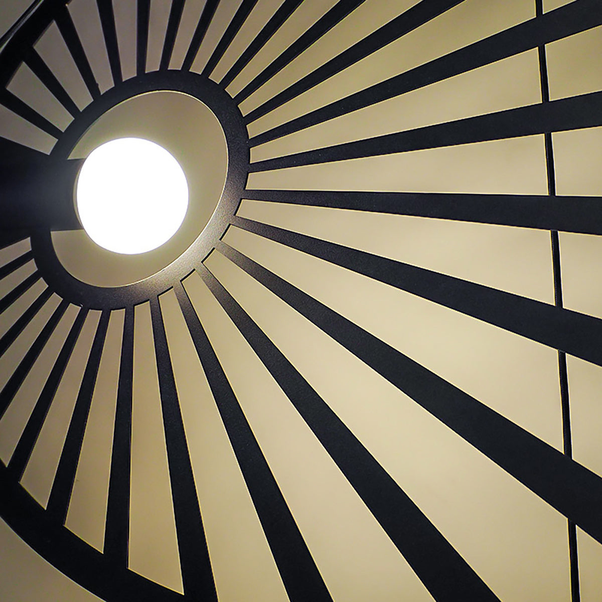 Skulpturale Hängeleuchte LEHDET – Großformatiger Blatt-Design-Lüster aus Stahl