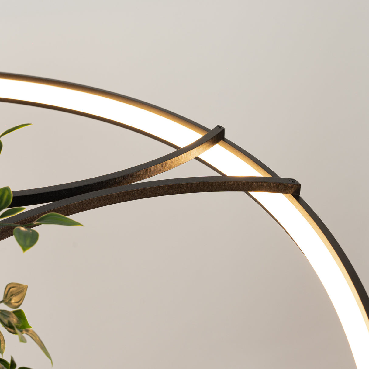 LED-Ring-Kronleuchter RIO BIO – Schwebender Pflanz-Lichtring aus Aluminium