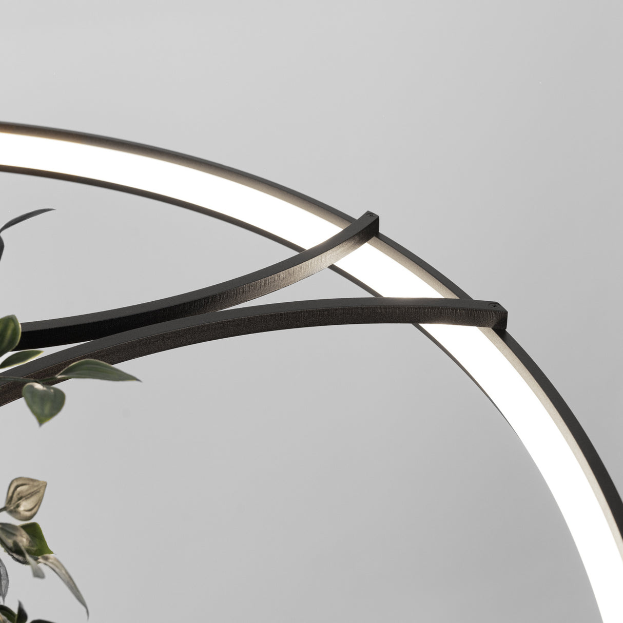 LED-Ring-Kronleuchter RIO BIO – Schwebender Pflanz-Lichtring aus Aluminium