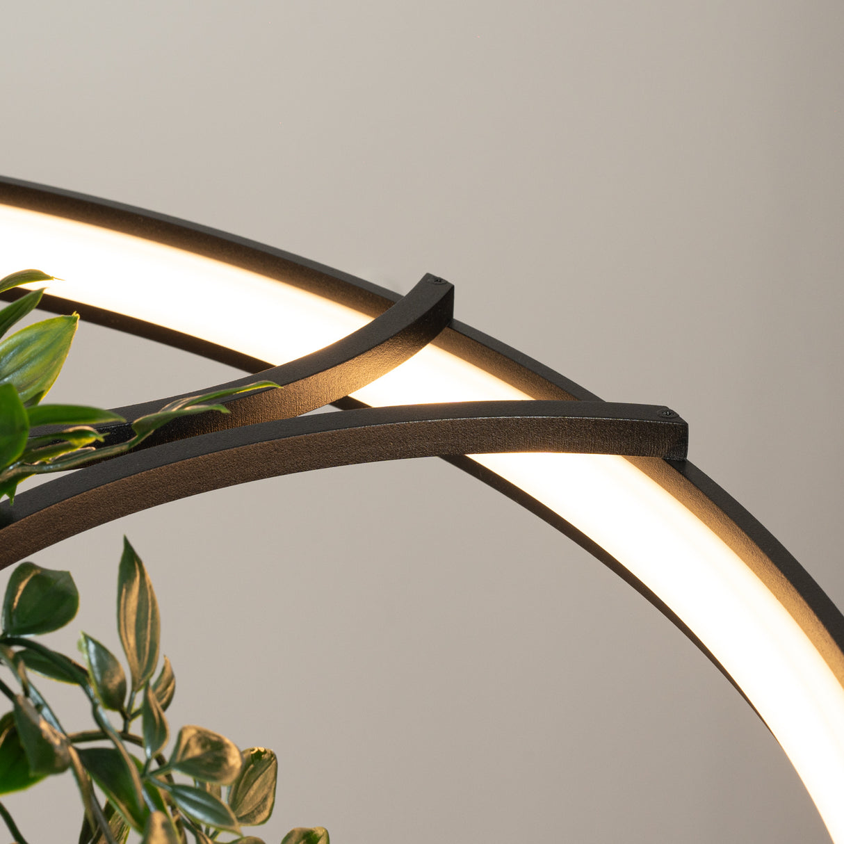 LED-Ring-Kronleuchter RIO BIO – Schwebender Pflanz-Lichtring aus Aluminium