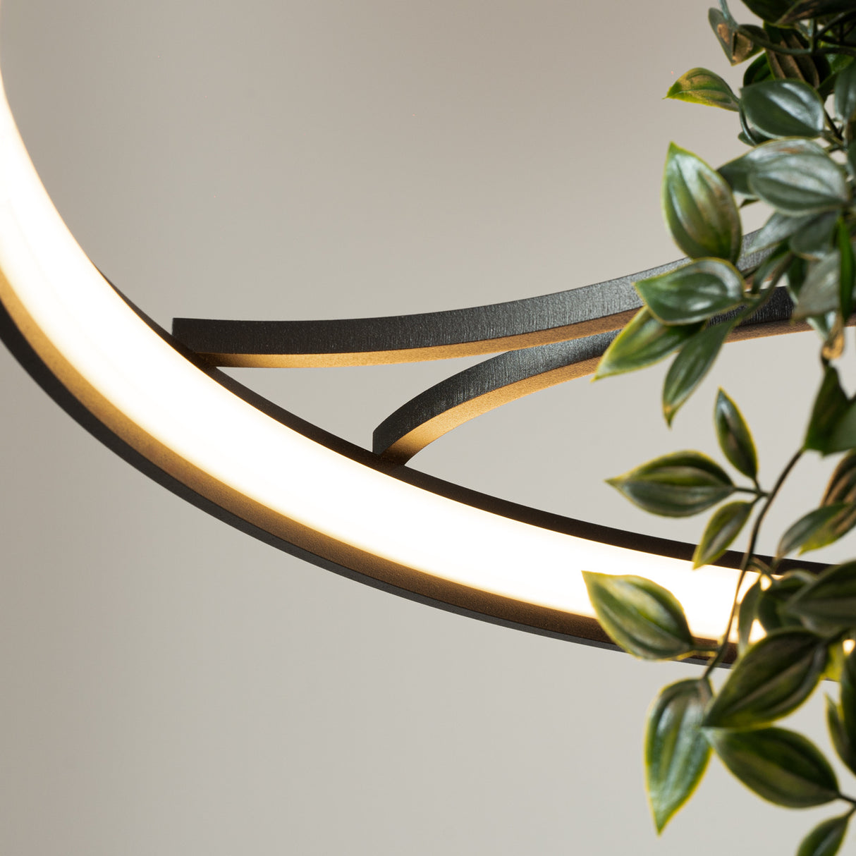 LED-Ring-Kronleuchter RIO BIO – Schwebender Pflanz-Lichtring aus Aluminium