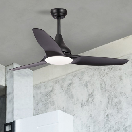 Moderner Deckenventilator mit drei schwarzen Flügeln und integrierter LED-Leuchte, montiert an einer Betondecke.